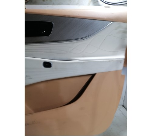 Обшивка двери передняя правая