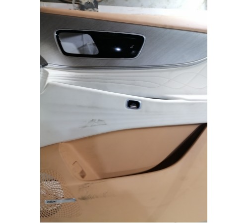 Обшивка двери передняя правая