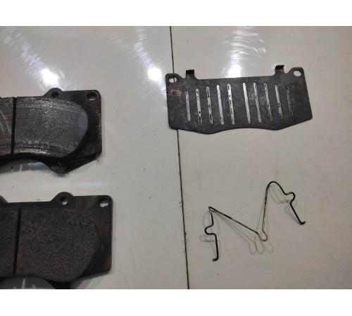 Тормозные колодки (передние левые)