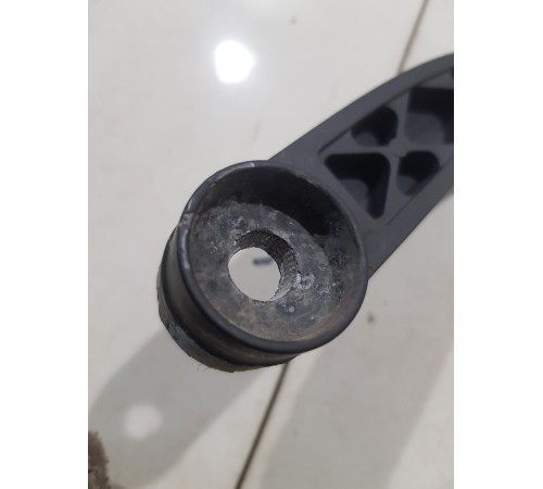 Поводок стеклоочистителя левый