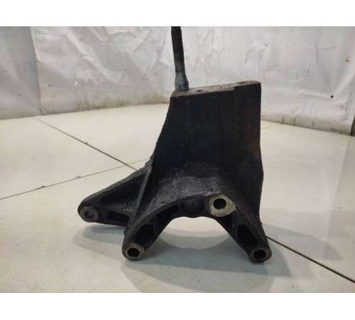 Кронштейн двигателя (правый)