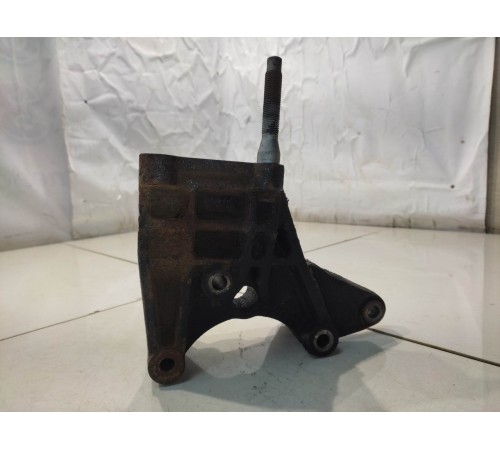 Кронштейн двигателя (правый)