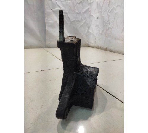 Кронштейн двигателя (правый)