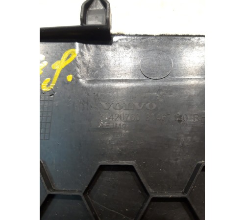 Обшивка центральной консоли (задняя, правая)