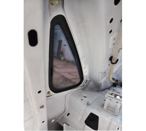 Глухое стекло заднее правое