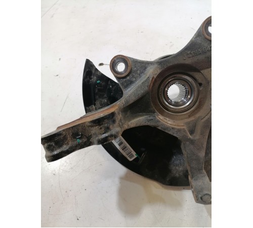 Кулак поворотный передний левый