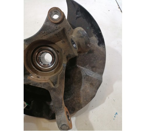 Кулак поворотный передний левый