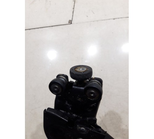 Замок с роликом левой сдвижной двери