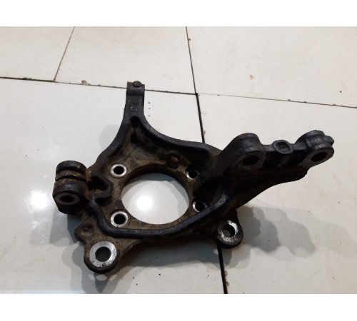 Кулак поворотный передний левый