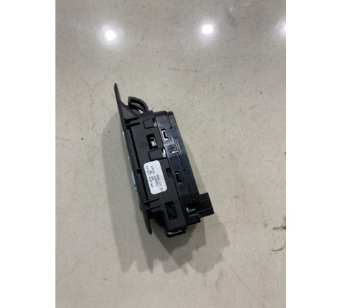 Кнопка стеклоподъемника (задняя правая)