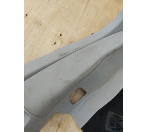 Обшивка багажника правая