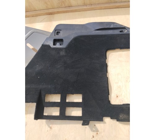 Обшивка багажника правая