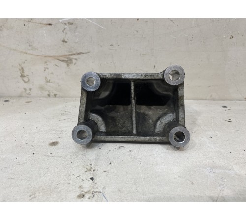 Кронштейн опоры двигателя правый