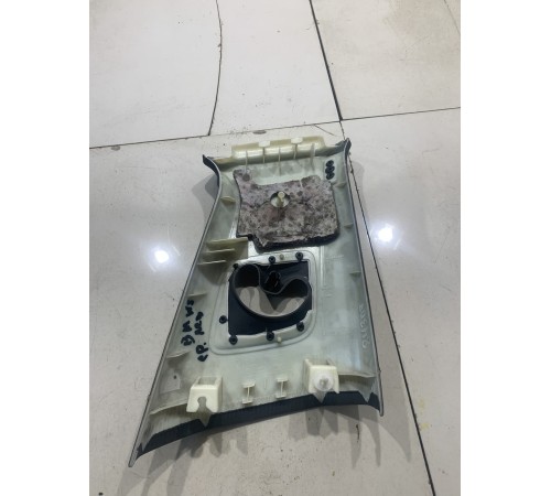 Накладка стойки центральной (верхняя левая)