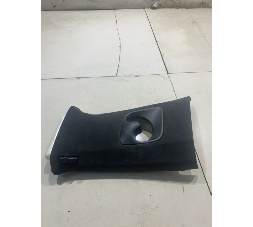 Накладка стойки центральной (верхняя левая)