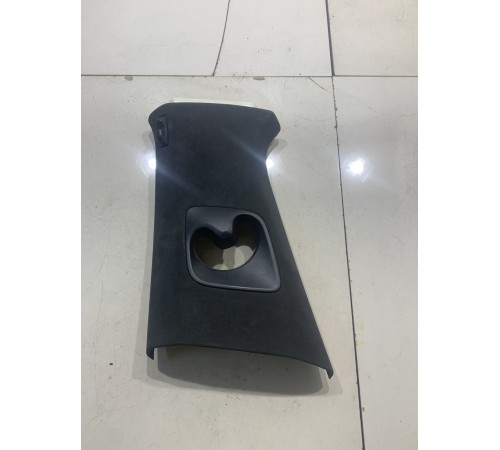 Накладка стойки центральной (верхняя левая)