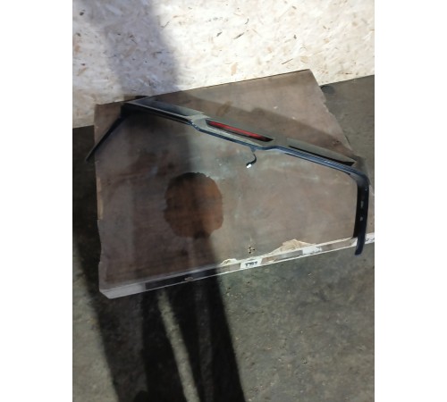 Спойлер двери крышки багажника в сборе