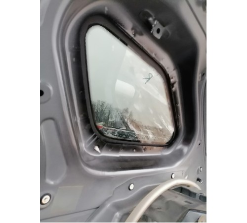 Глухое стекло кузова правое, форточка