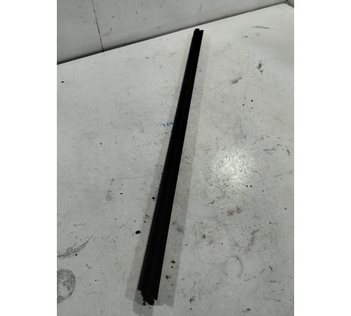 Уплотнитель стекла передний левый