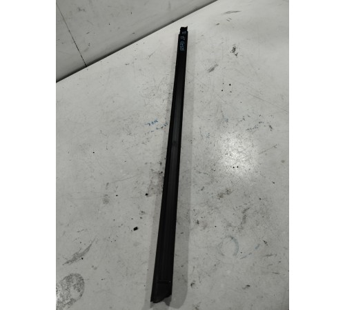 Уплотнитель стекла передний левый