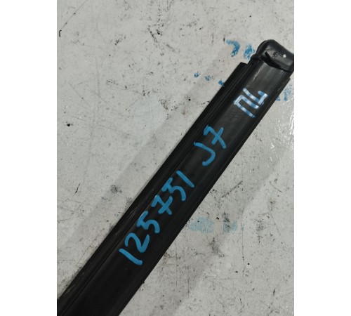 Уплотнитель стекла передний левый