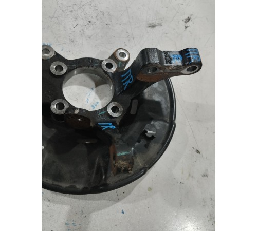 Кулак поворотный передний правый