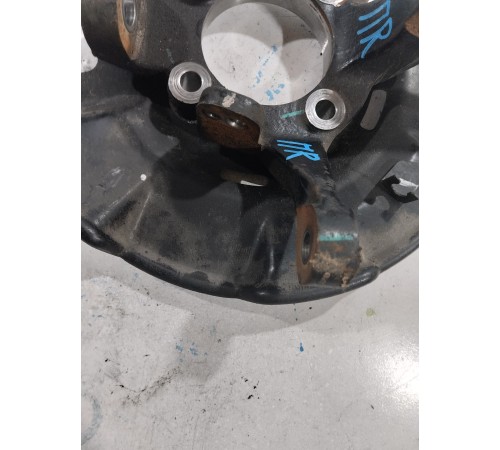 Кулак поворотный передний правый