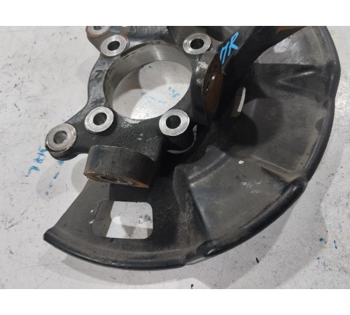 Кулак поворотный передний правый