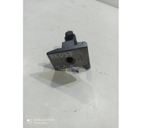 Петля двери задняя левая верхняя