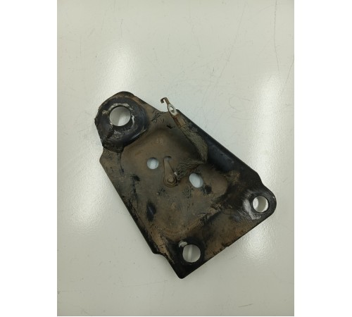 Кронштейн переднего подрамника правый