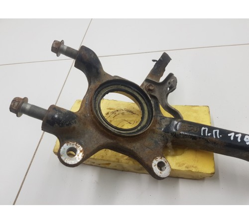 Кулак поворотный передний правый