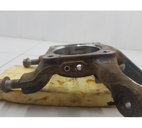 Кулак поворотный передний правый