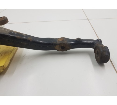 Кулак поворотный передний правый