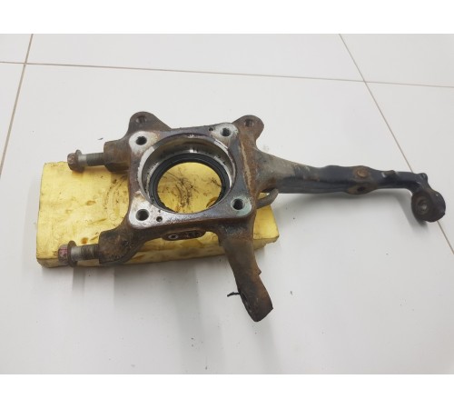 Кулак поворотный передний правый