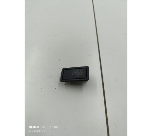 Кнопка закрывания крышки багажника