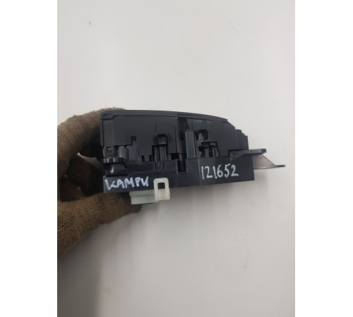 Кнопка виксации стояночного тормоза