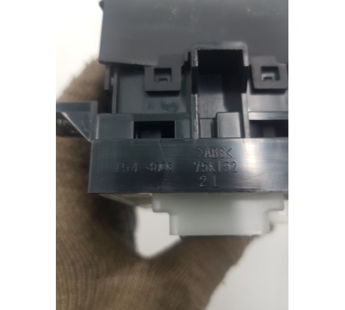 Кнопка виксации стояночного тормоза