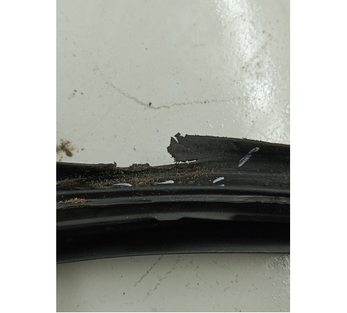 Уплотнитель стекла двери задний левый