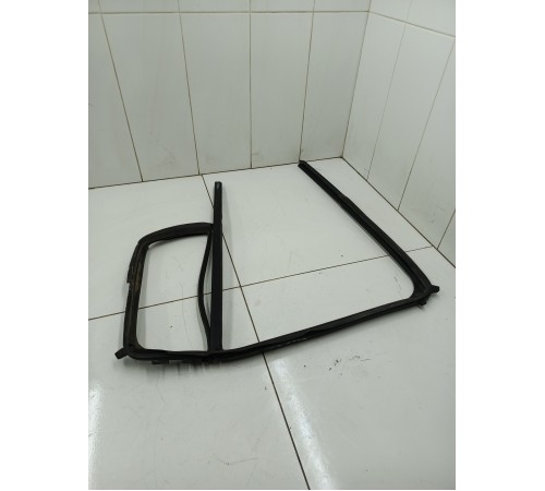 Уплотнитель стекла двери задний левый