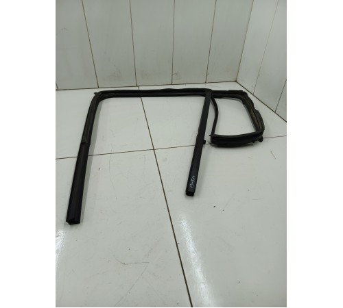 Уплотнитель стекла двери задний левый