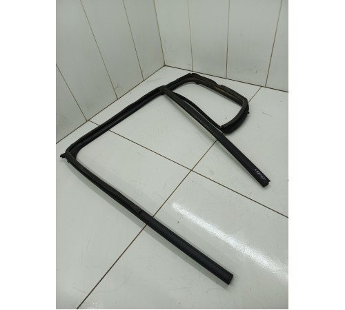 Уплотнитель стекла двери задний левый