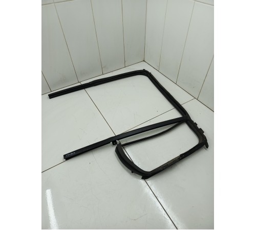 Уплотнитель стекла двери задний левый