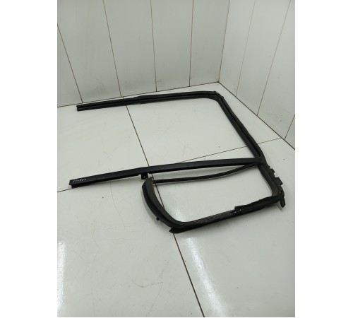 Уплотнитель стекла двери задний левый