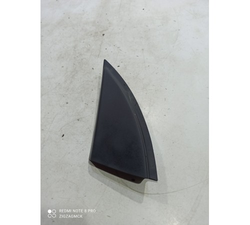 Уголок двери (передний левый внутренний)