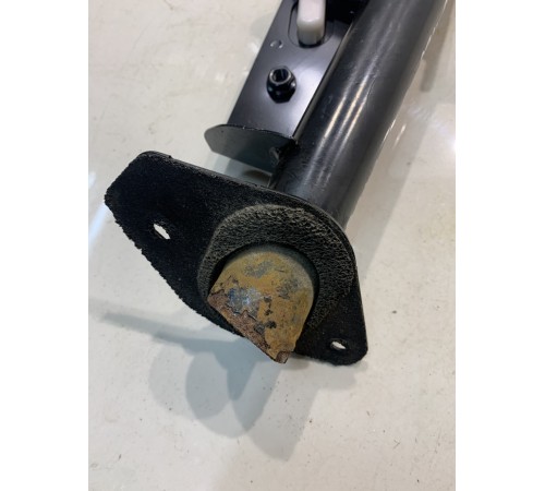 Кронштейн заднего сиденья (правый)