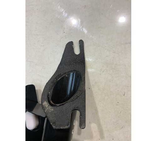 Кронштейн заднего сиденья (правый)