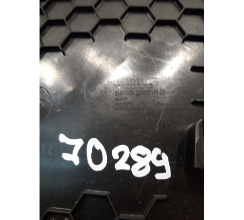 Обшивка центральной консоли (передняя, левая)