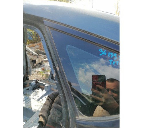 Глухое стекло кузова левое