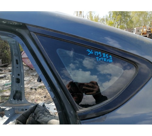 Глухое стекло кузова левое