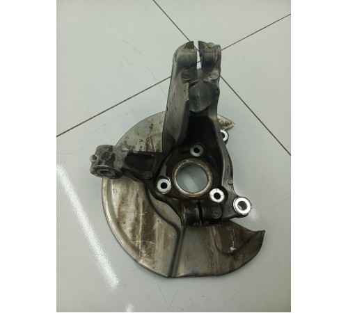 Кулак поворотный передний левый